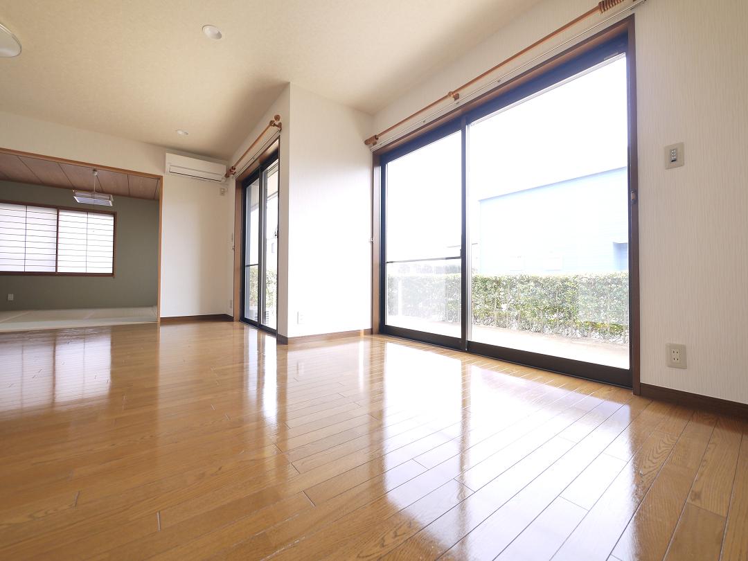 光と風がはいりこむ贅沢なゆとり空間 思わず裸足で歩きたくなるリビングです