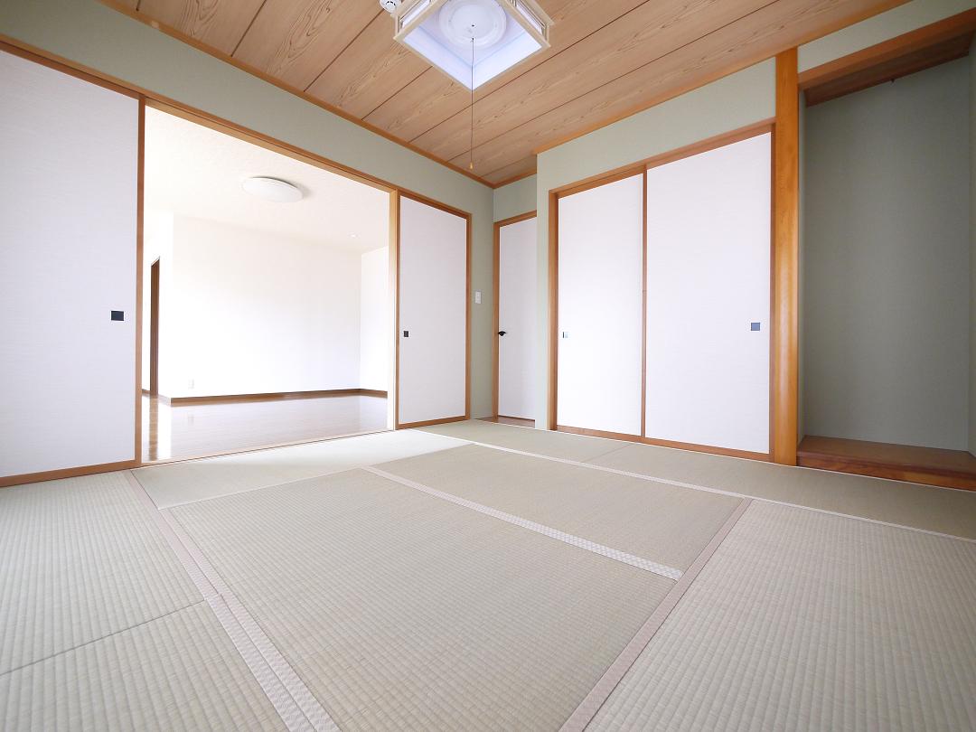 2WAYに使える和室。ふすまを開ければリビングと一体に。閉じれば独立した和室に。お客様の宿泊にも対応できる頼もしい空間です。