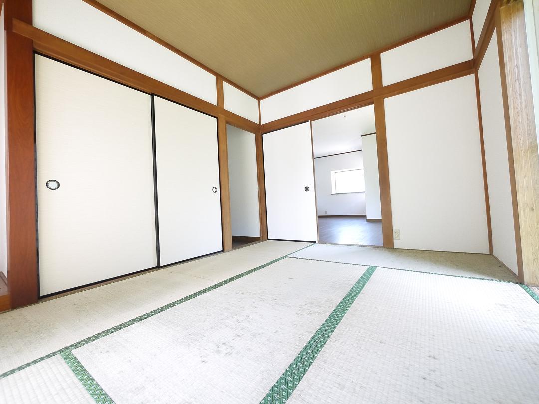 2WAYに使える和室。ふすまを開ければリビングと一体に。閉じれば独立した和室に。お客様の宿泊にも対応できる頼もしい空間です。