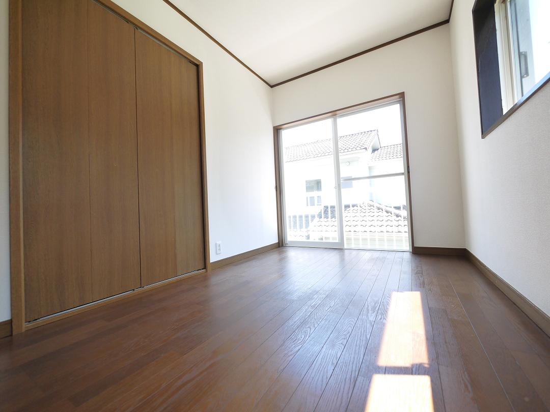 2F洋室5帖です