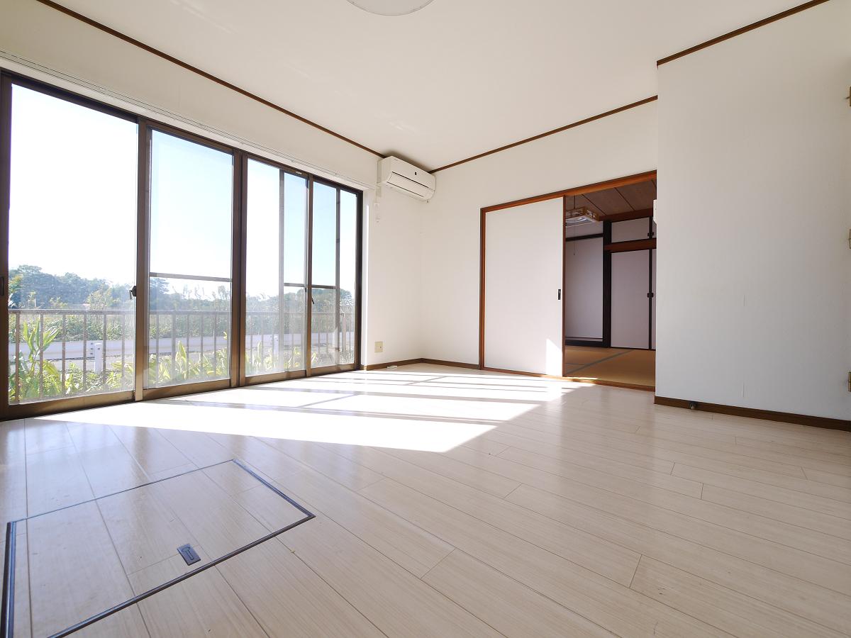 隣り合う和室を開放すれば、ひときわ広々とした空間になるリビングダイニング。