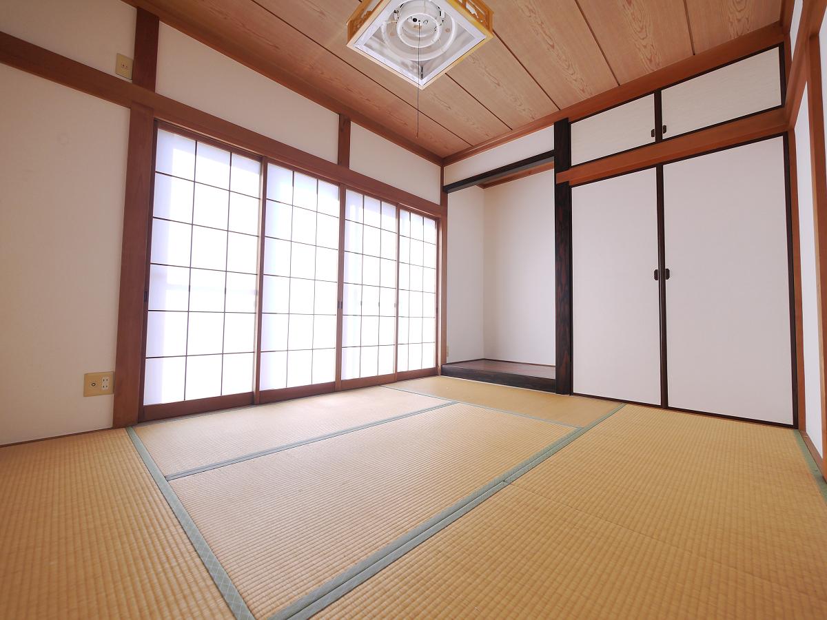 採光の良い和室はのんびりと寛げる空間です