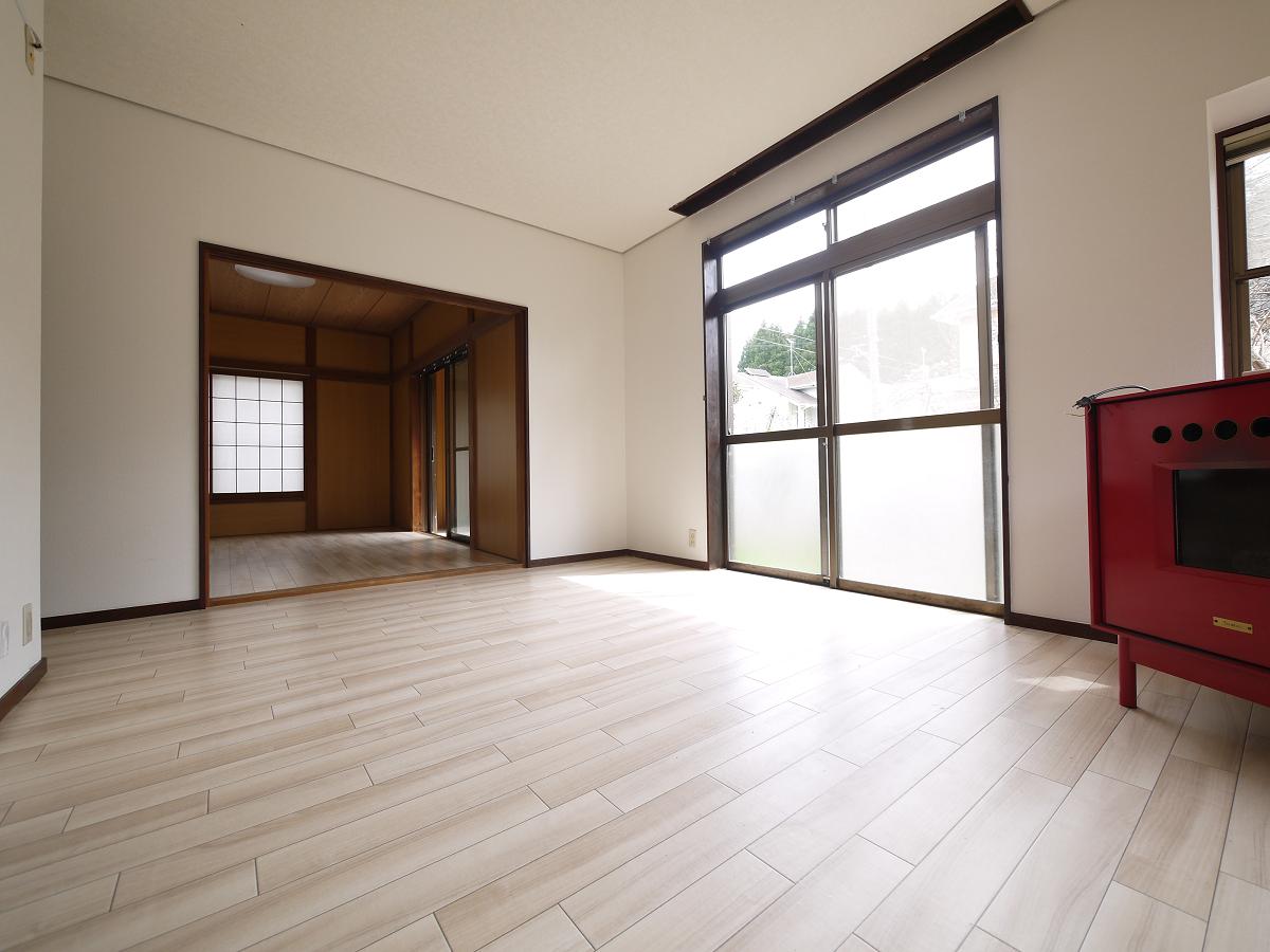隣り合う和室を開放すれば、ひときわ広々とした空間になるリビングダイニング。