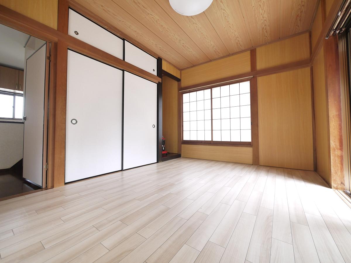 採光の良い洋室6帖はのんびりと寛げる空間