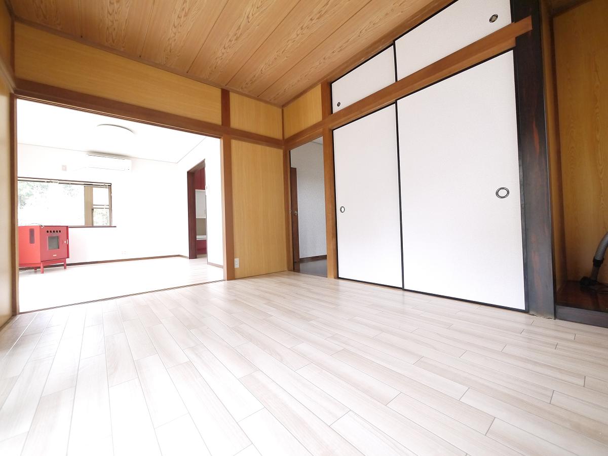 仕切りを開けると家族団らんの開放的空間。閉めれば固有のスペースが作れます