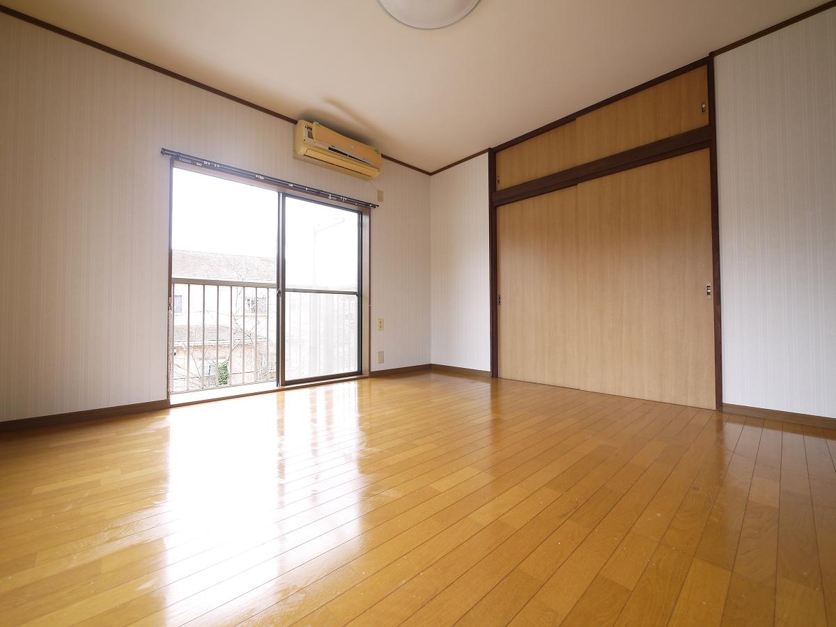ご夫婦お二人のプライベートシーンを演出する、やすらぎとくつろぎの空間 2F洋室8帖です