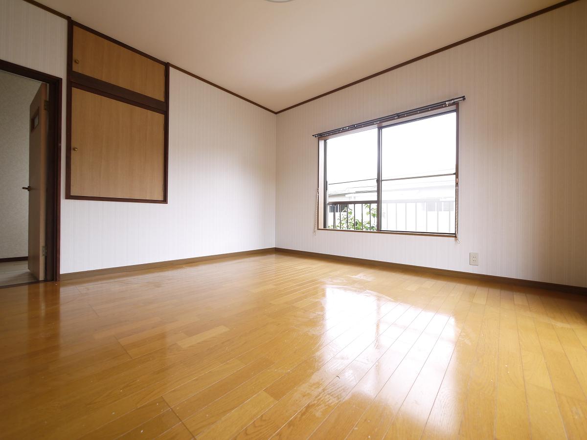 2F洋室8帖です