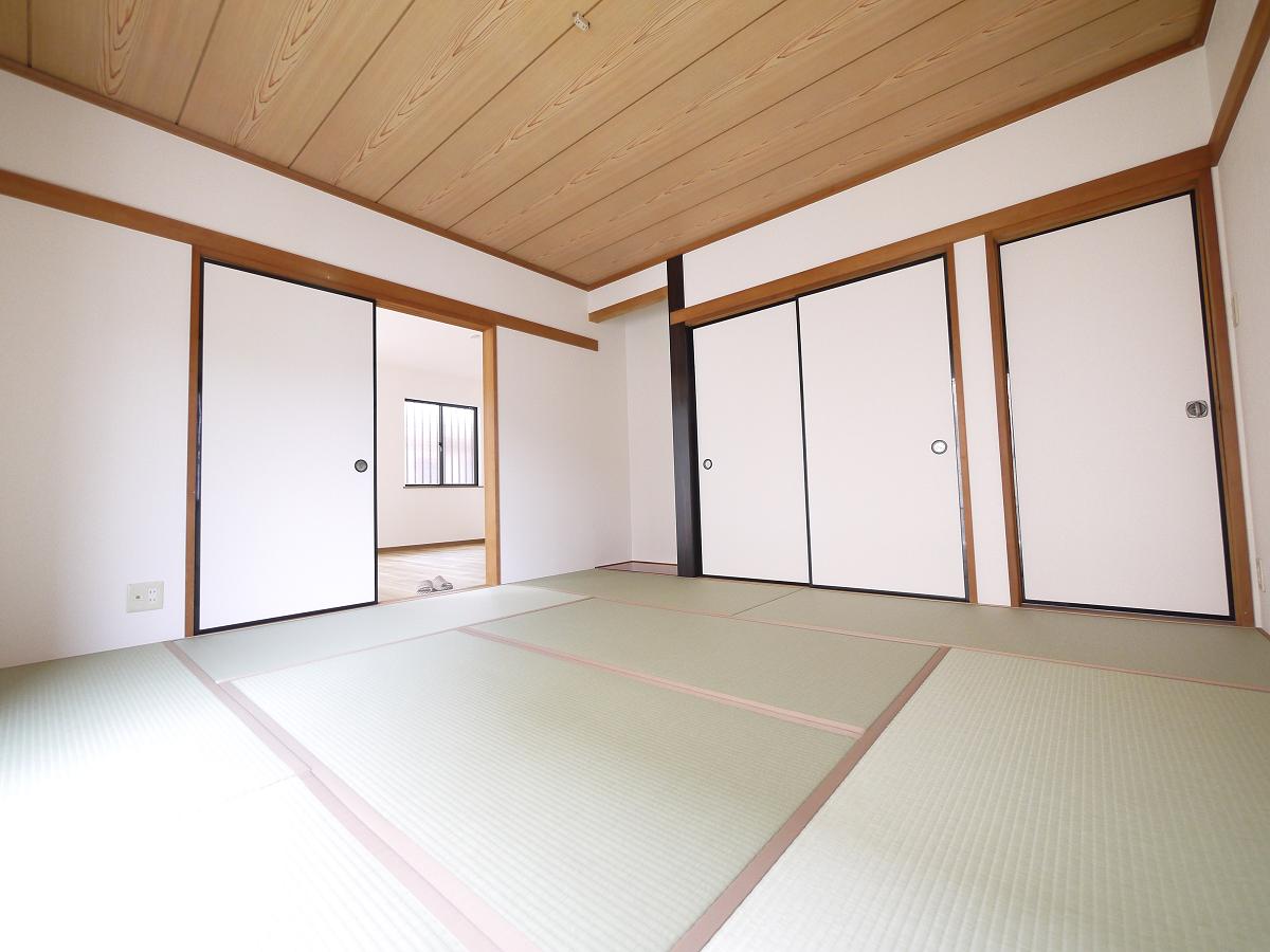 2WAYに使える和室。ふすまを開ければリビングと一体に。閉じれば独立した和室に。お客様の宿泊にも対応できる頼もしい空間です。