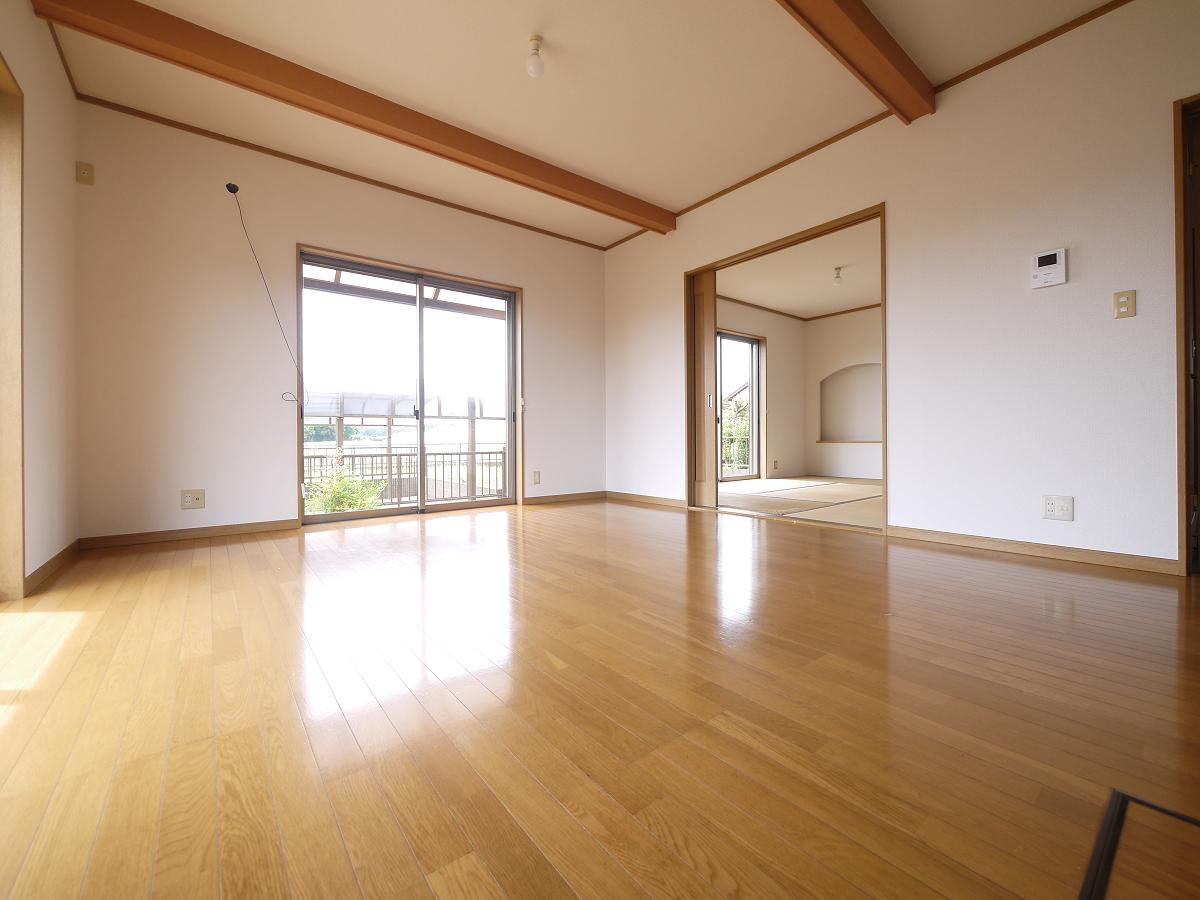 隣り合う和室を開放すれば、ひときわ広々とした空間になるリビングダイニング。