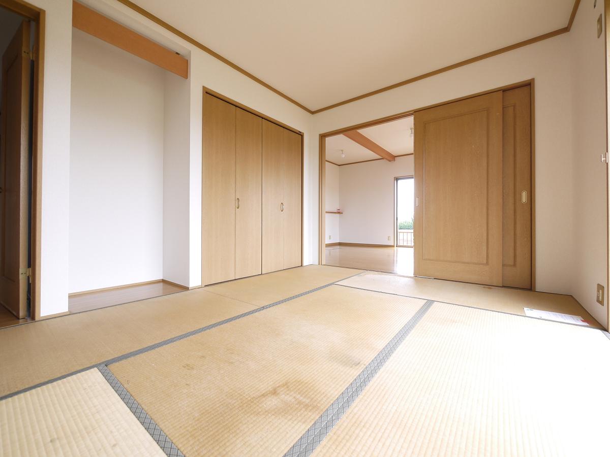 リビング隣の和室は、趣ある安らぎ空間。来訪時や家事スペースとしても重宝します