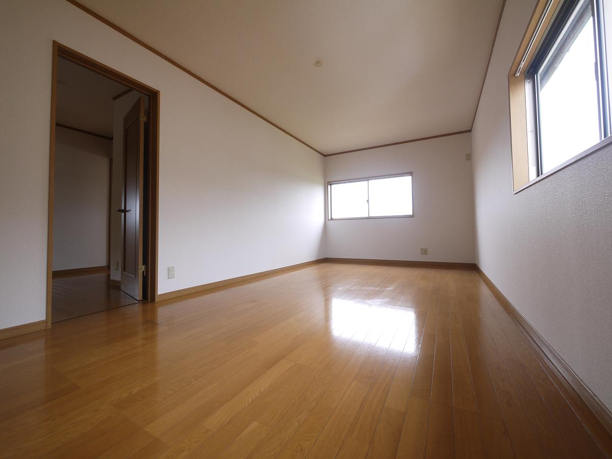 2F洋室10.8帖です
