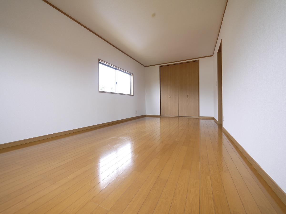 2F洋室10.8帖です