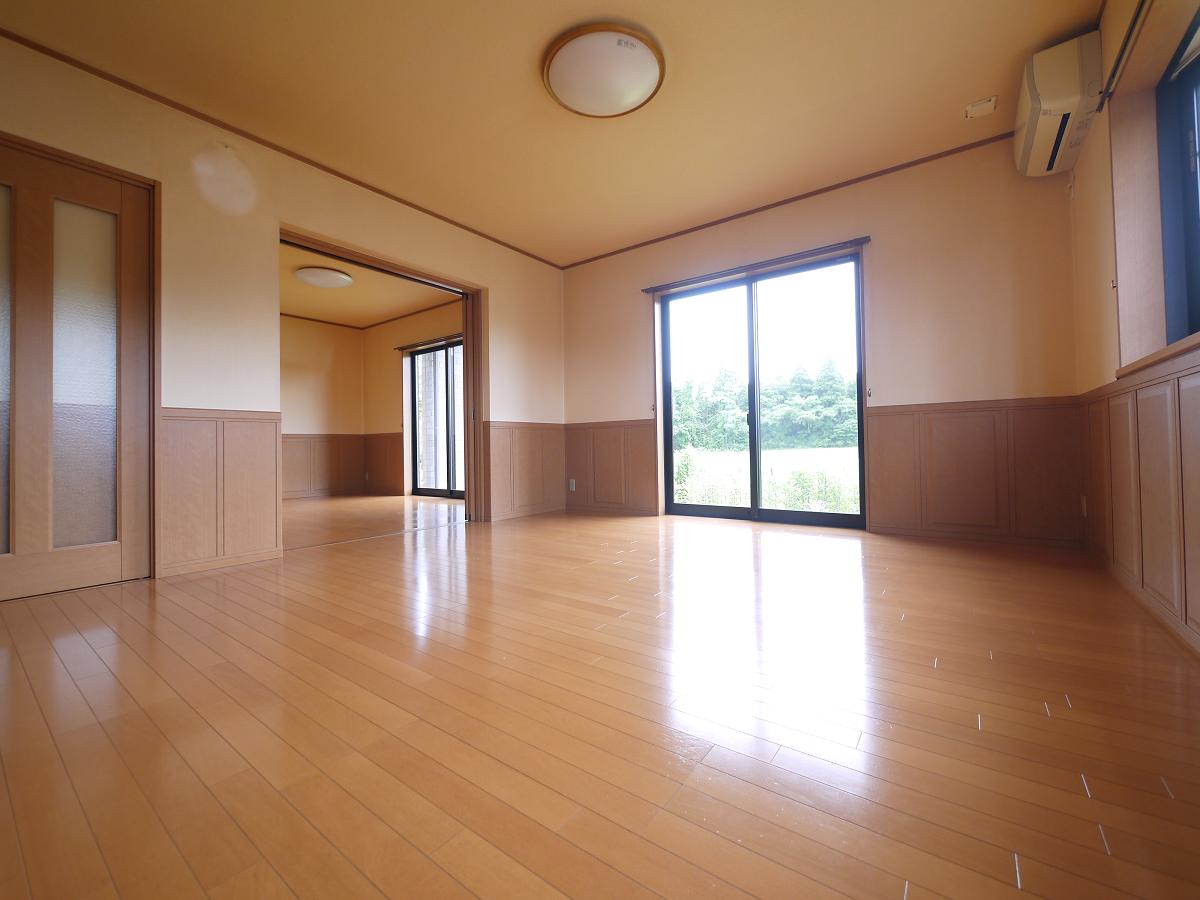 隣り合う洋室を開放すれば、ひときわ広々とした空間になるリビングダイニング。