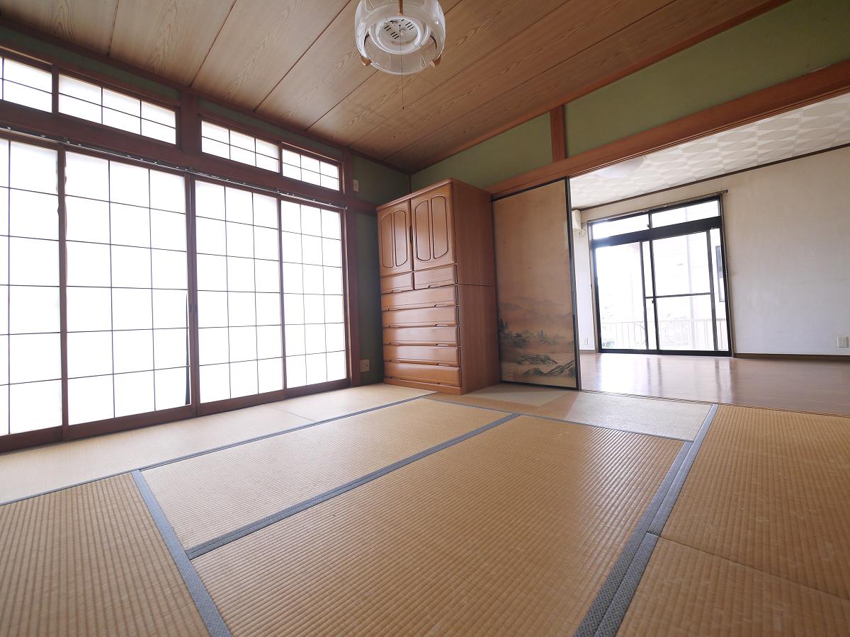 2WAYに使える和室。ふすまを開ければリビングと一体に。閉じれば独立した和室に。お客様の宿泊にも対応できる頼もしい空間です。