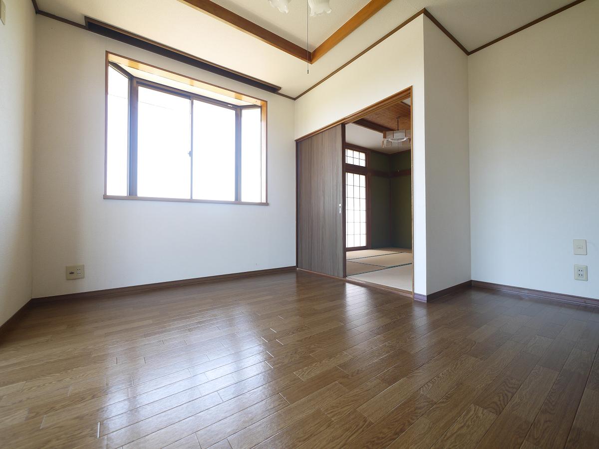 隣り合う和室を開放すれば、ひときわ広々とした空間になるリビングダイニング。
