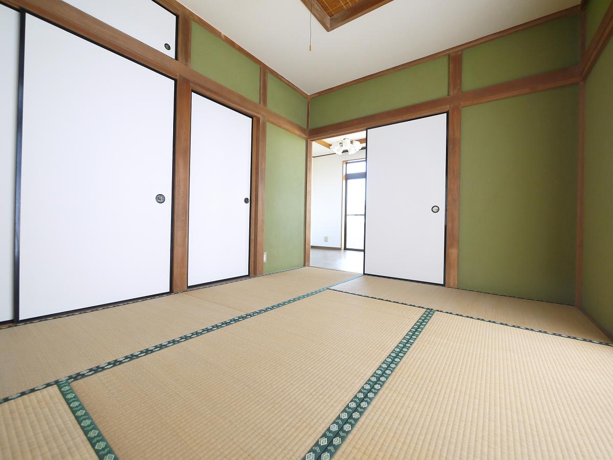2WAYに使える和室。ふすまを開ければリビングと一体に。閉じれば独立した和室に。お客様の宿泊にも対応できる頼もしい空間です。