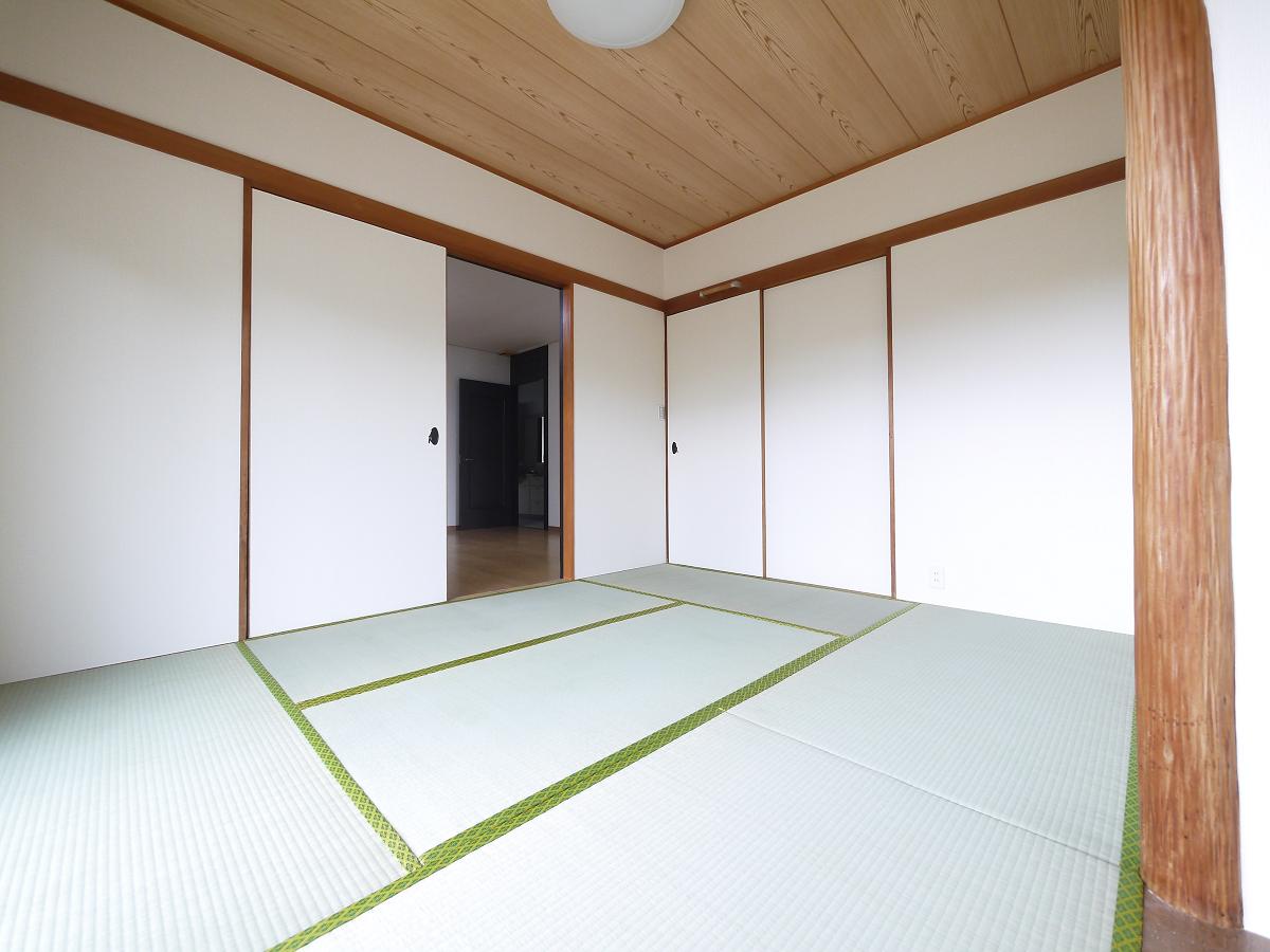 2WAYに使える和室。ふすまを開ければリビングと一体に。閉じれば独立した和室に。お客様の宿泊にも対応できる頼もしい空間です。