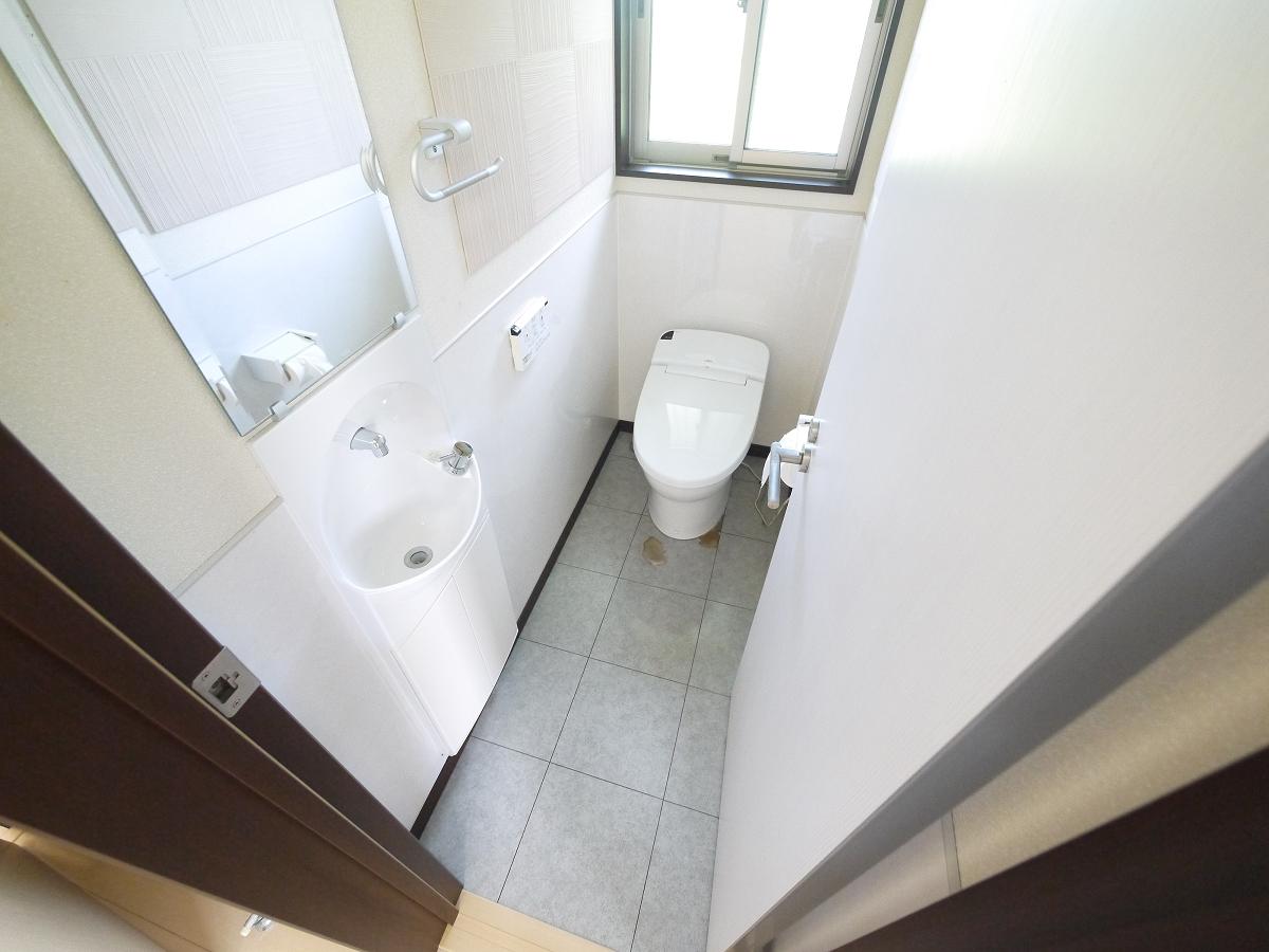 タンクレストイレで狭くなりがちなトイレスペースもスッキリです