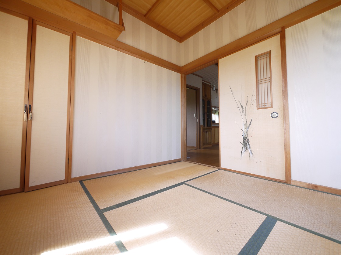 仕切りを開けると家族団らんの開放的空間。閉めれば固有のスペースが作れます