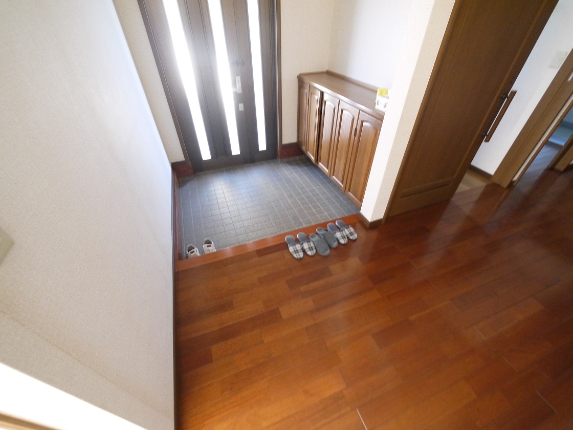 いつも気持ち良くご家族を迎えられる玄関収納付です