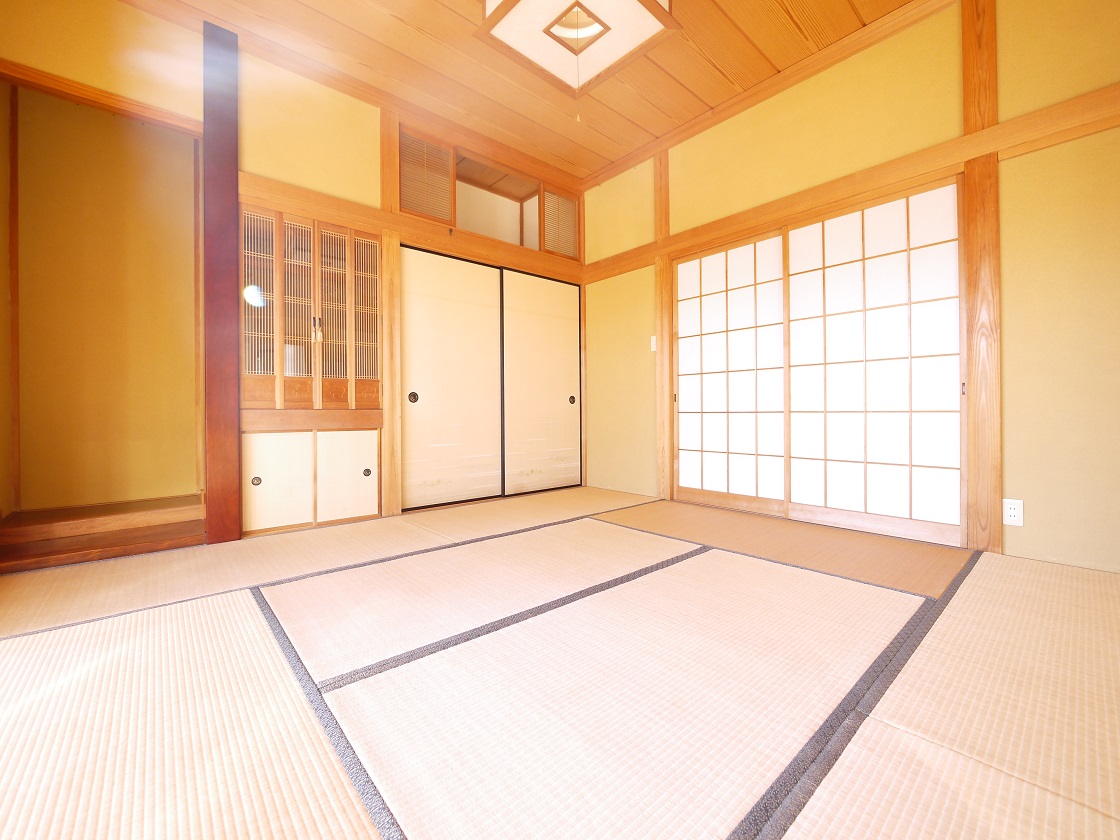 床の間付きの情緒漂う和室8帖です