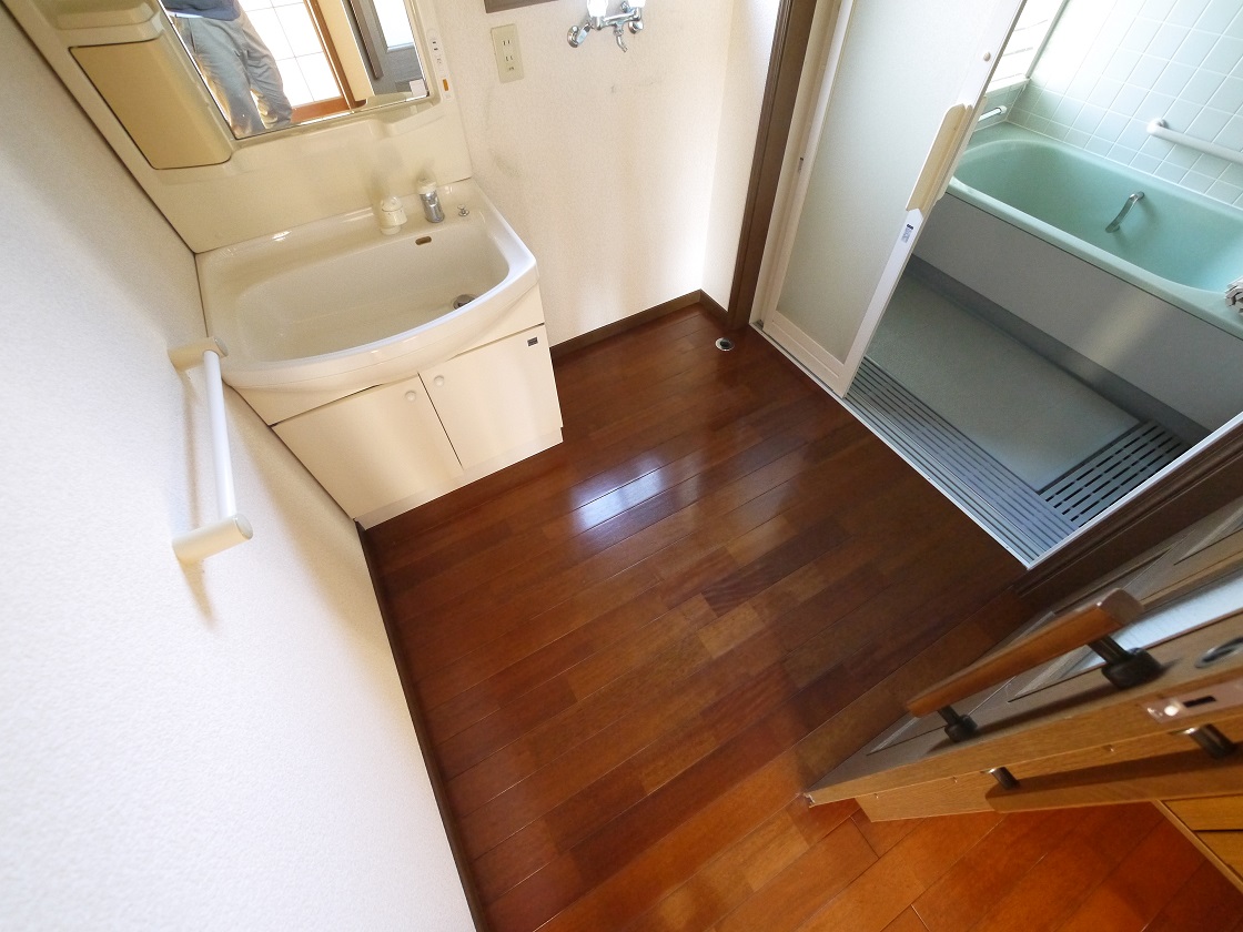 ゆとりの洗面スペースで朝の身支度もスムーズに　暮らしを快適に変えるシャワー付洗面台