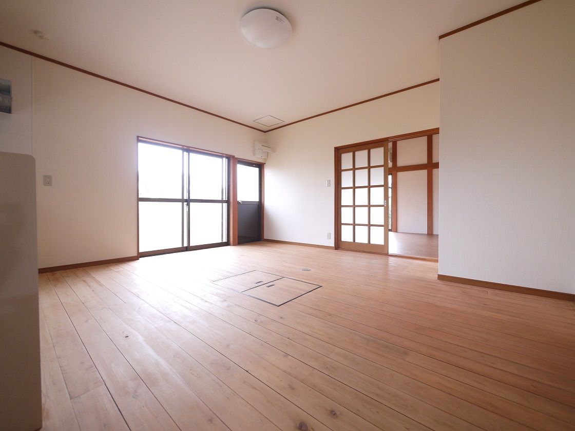 洋室と続き間の開放感溢れる設計のリビングです