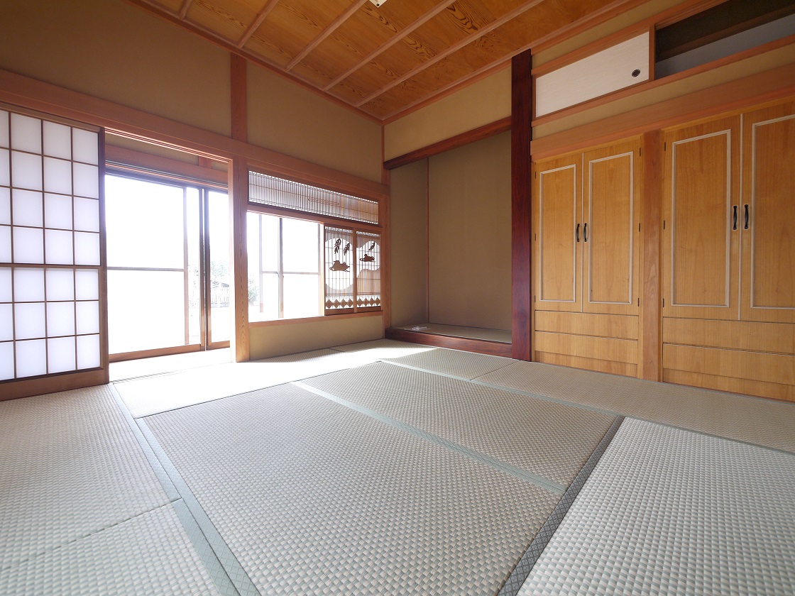 床の間付きの情緒漂う和室8帖です