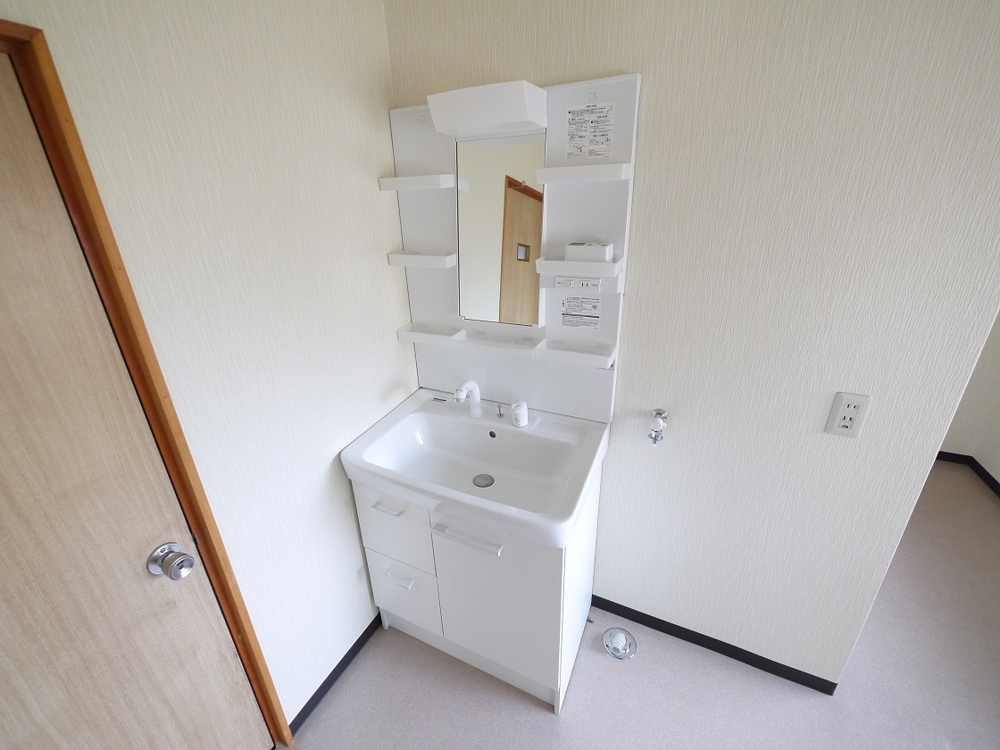 暮らしを快適に変えるシャワー付洗面台です