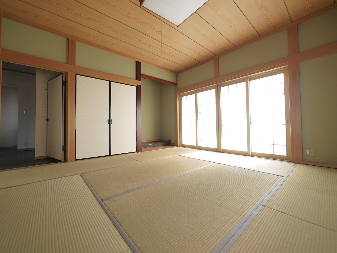 床の間付きの情緒漂う和室8帖です