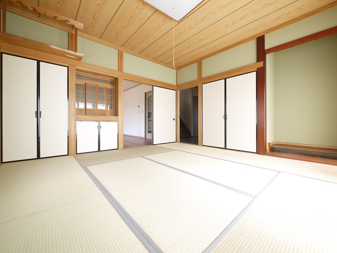 2WAYに使える和室。ふすまを開ければリビングと一体に。閉じれば独立した和室に。お客様の宿泊にも対応できる頼もしい空間です。