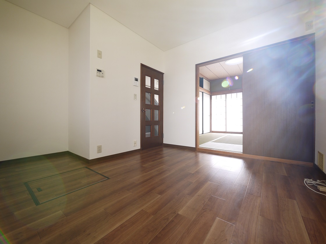 隣り合う和室を開放すれば、ひときわ広々とした空間になるリビングダイニング。
