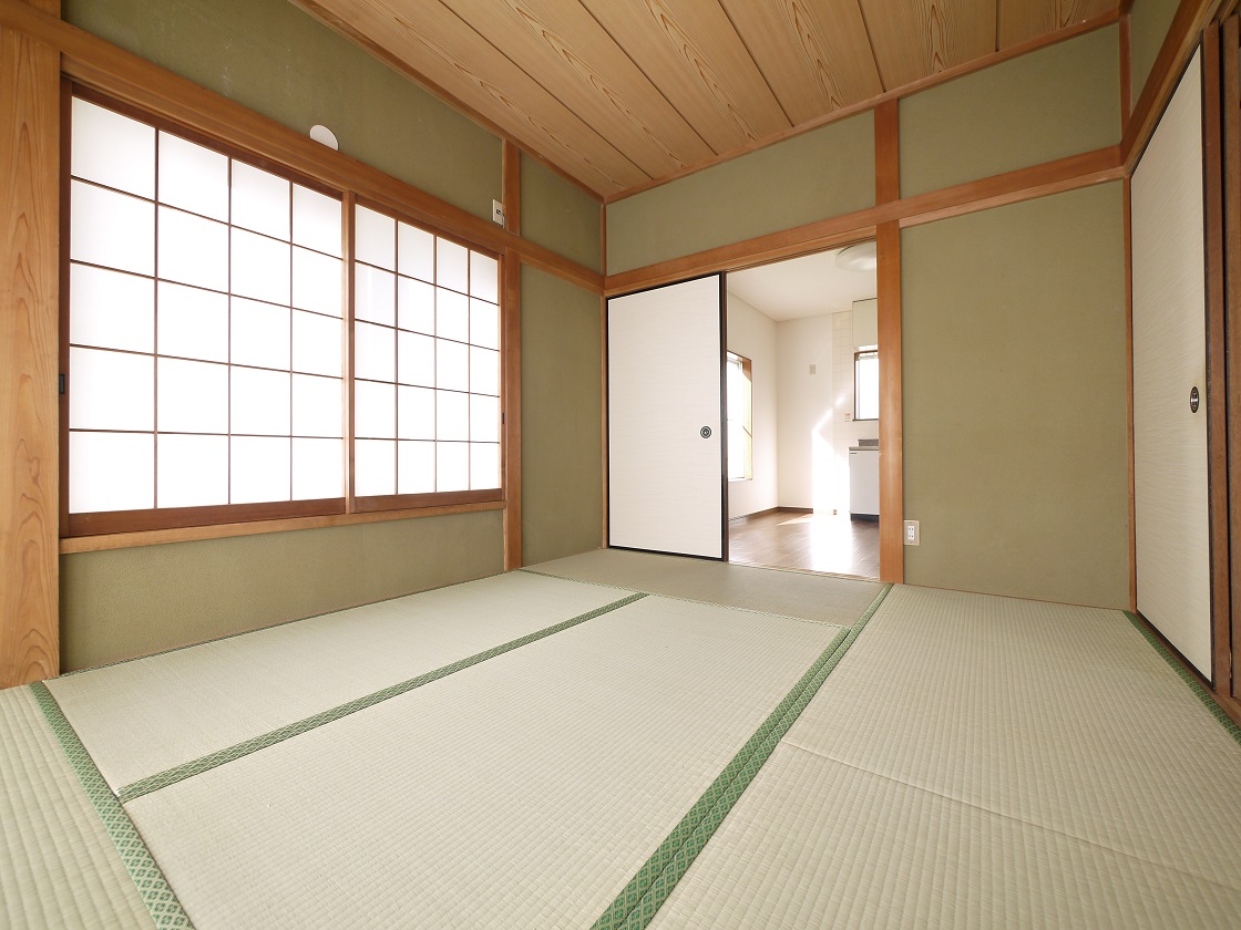 2WAYに使える和室。ふすまを開ければリビングと一体に。閉じれば独立した和室に。お客様の宿泊にも対応できる頼もしい空間です。