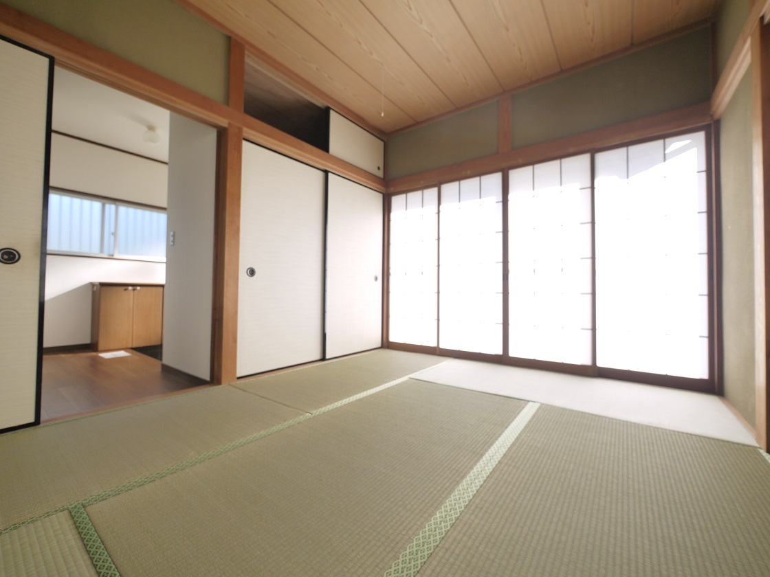 採光の良い和室はのんびりと寛げる空間