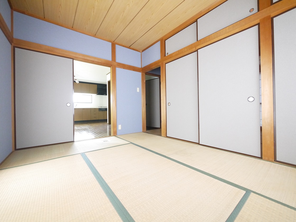 2WAYに使える和室。ふすまを開ければリビングと一体に。閉じれば独立した和室に。お客様の宿泊にも対応できる頼もしい空間です。