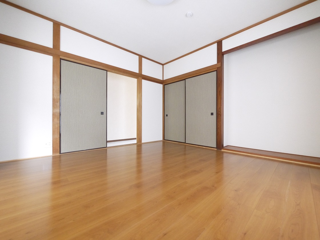 採光の良い8帖の洋室はのんびりと寛げる空間です