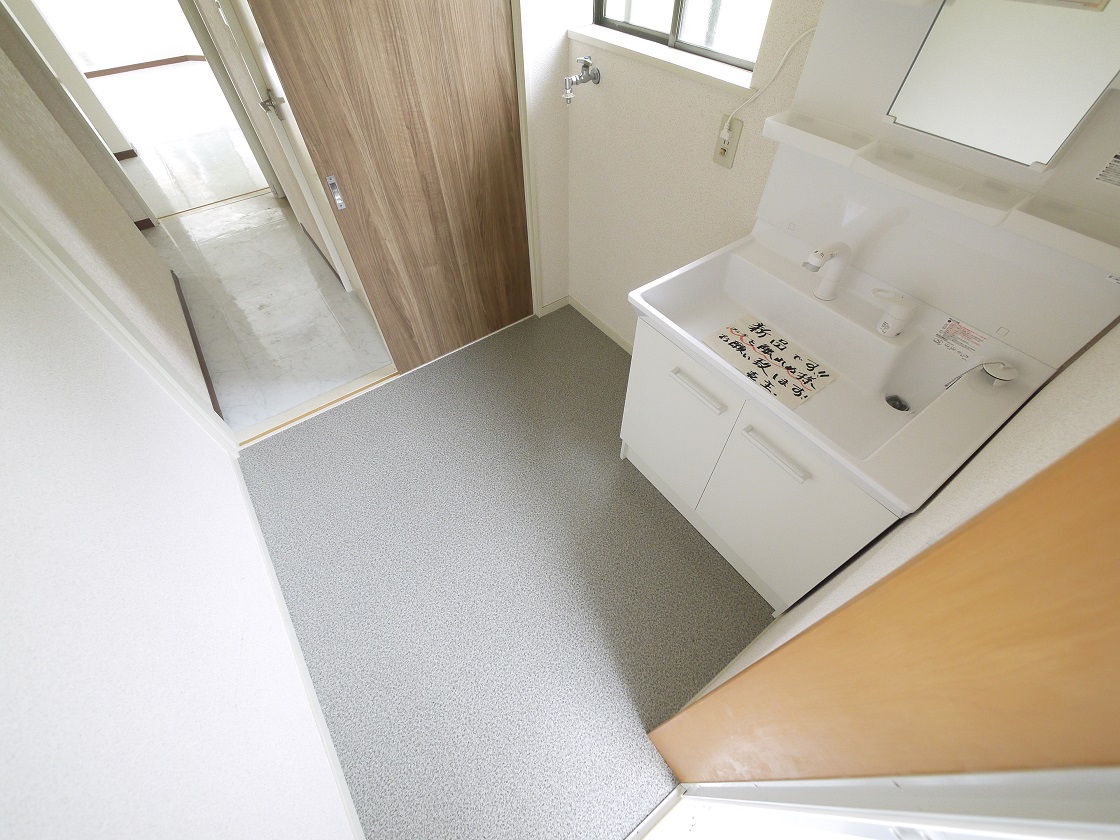 ご家族揃って身支度可能なゆとりの洗面室です