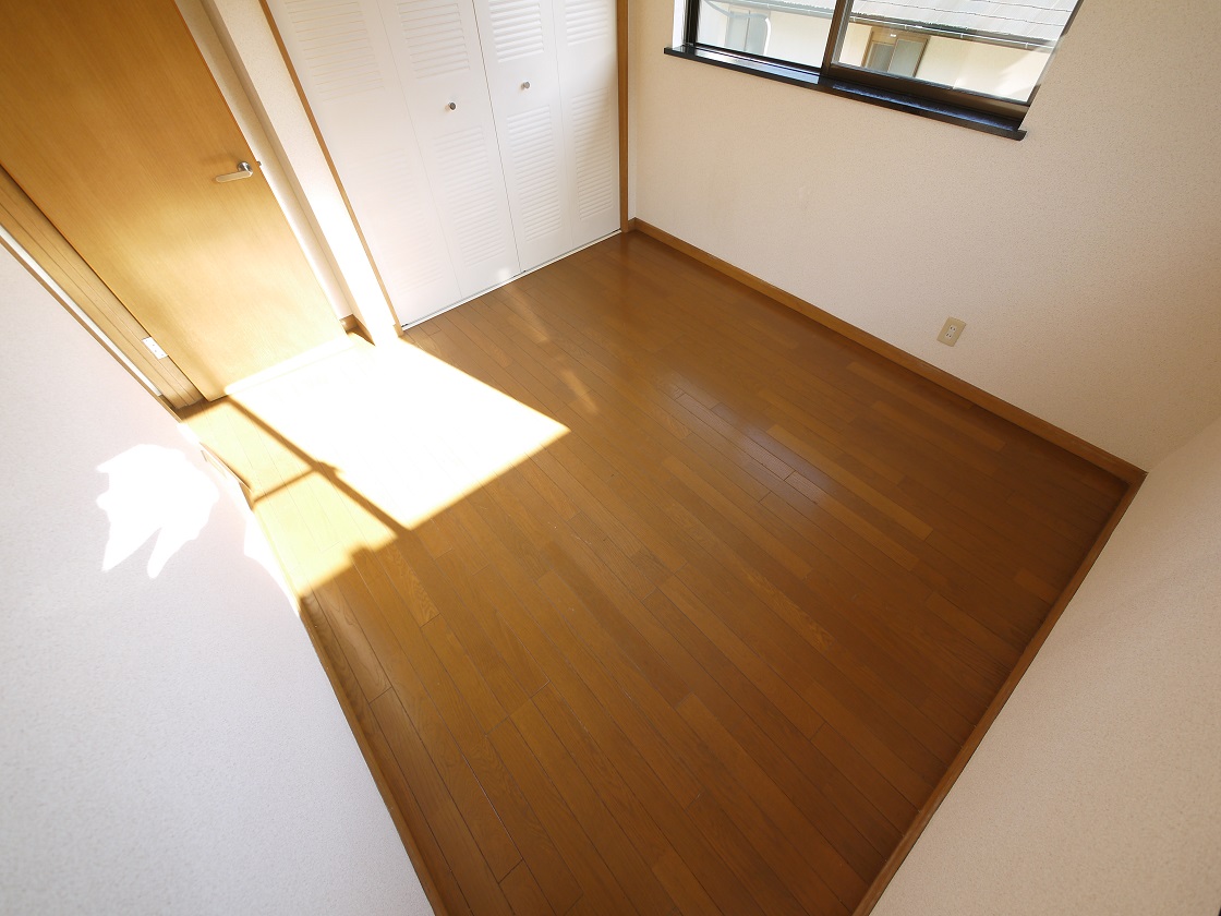 2F洋室5帖です