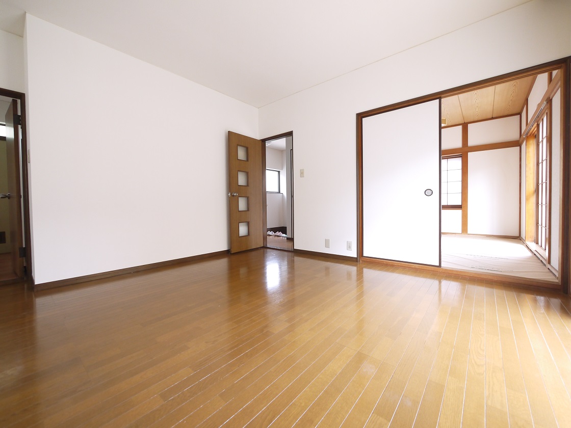 隣り合う和室を開放すれば、ひときわ広々とした空間になるリビングダイニング。