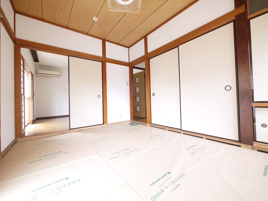 2WAYに使える和室。ふすまを開ければリビングと一体に。閉じれば独立した和室に。お客様の宿泊にも対応できる頼もしい空間です。