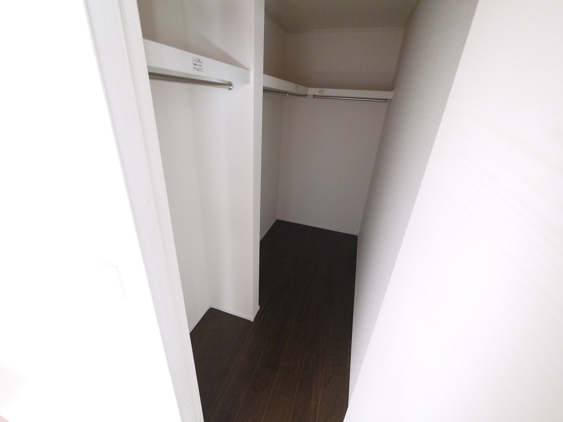 たっぷりの収納力を備えたウォ−クインクローゼットです