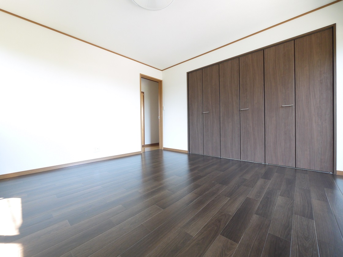 朝日がやさしく差し込むベッドルーム8帖です