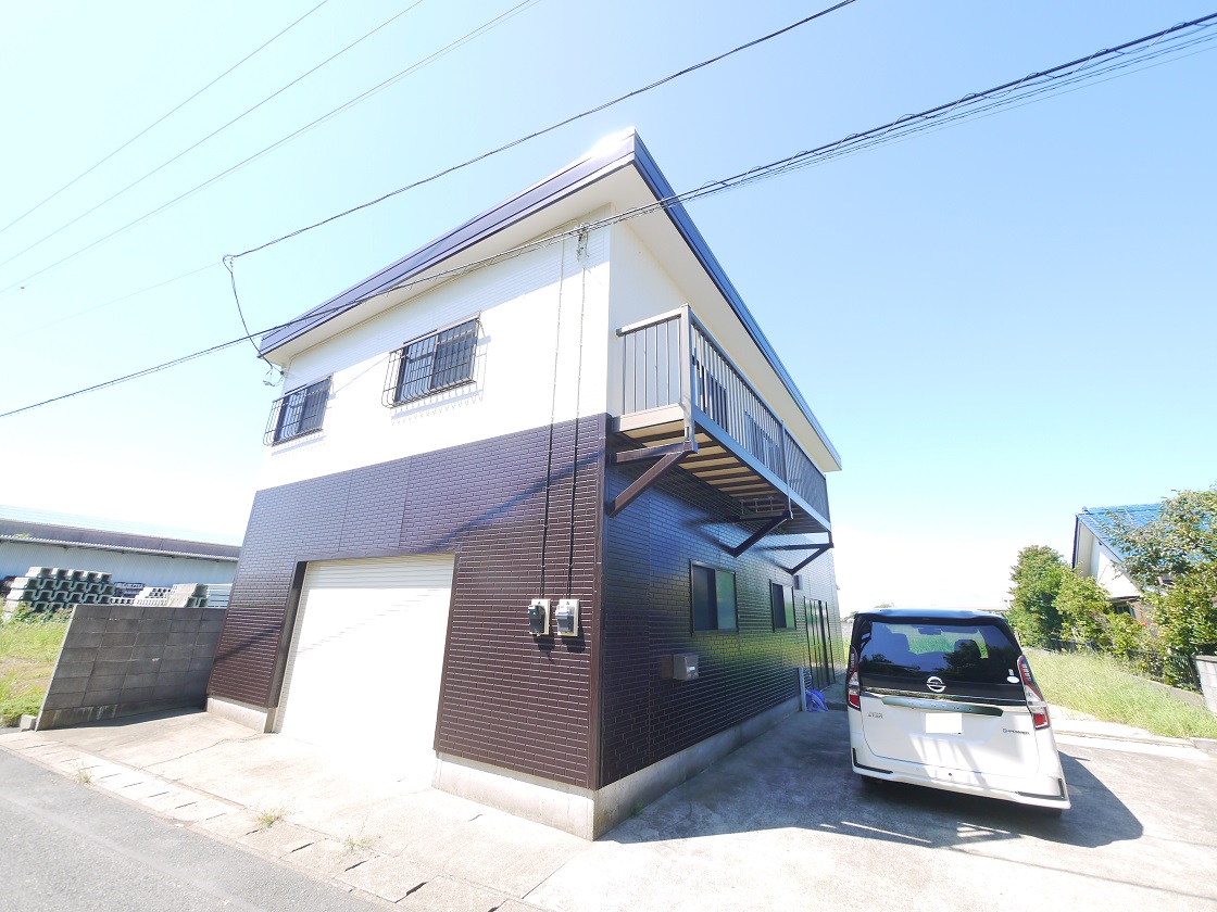 おだやかな日差しのもと豊かなひと時を家族と共に暮らすガレージ付の家