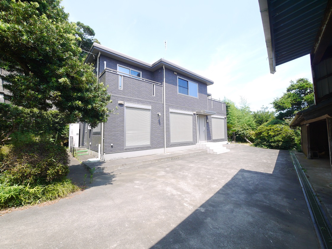 温かな陽射しがこぼれ風が通り抜ける住まい