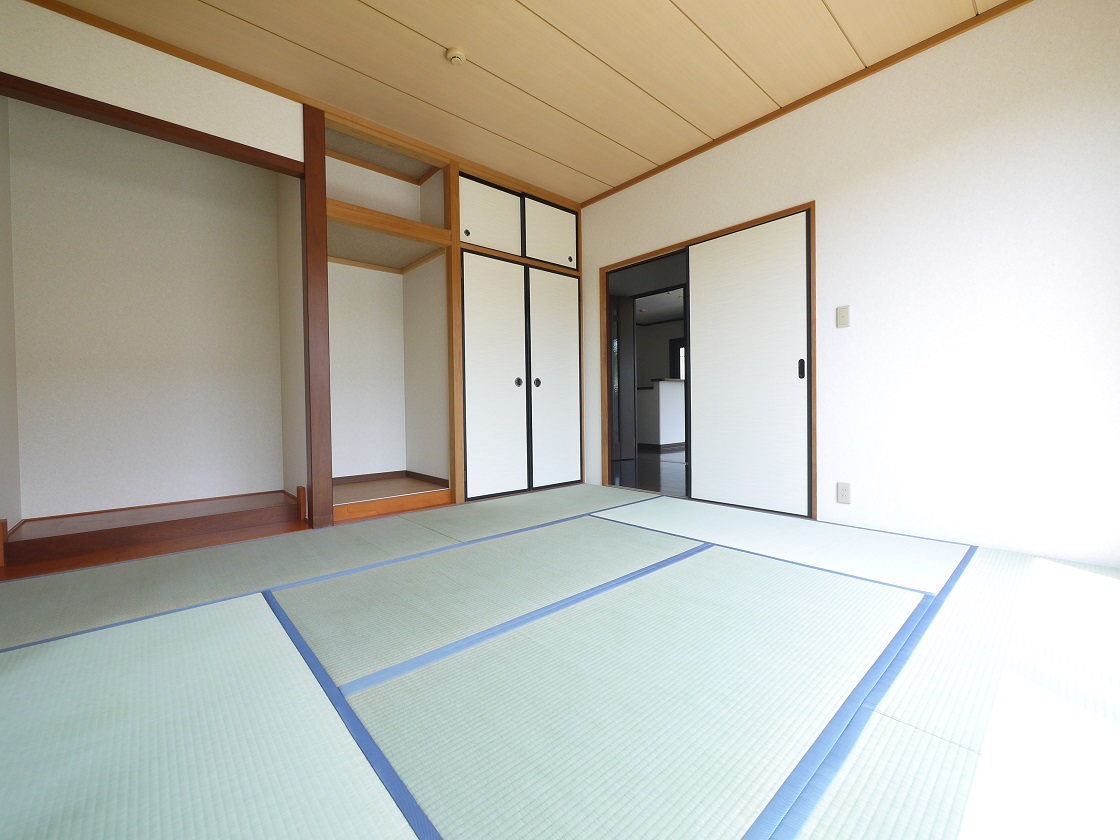 床の間付きの情緒漂う和室8帖です