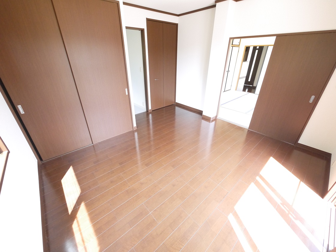 採光の良い洋室はのんびりと寛げる空間 1F洋室7帖です