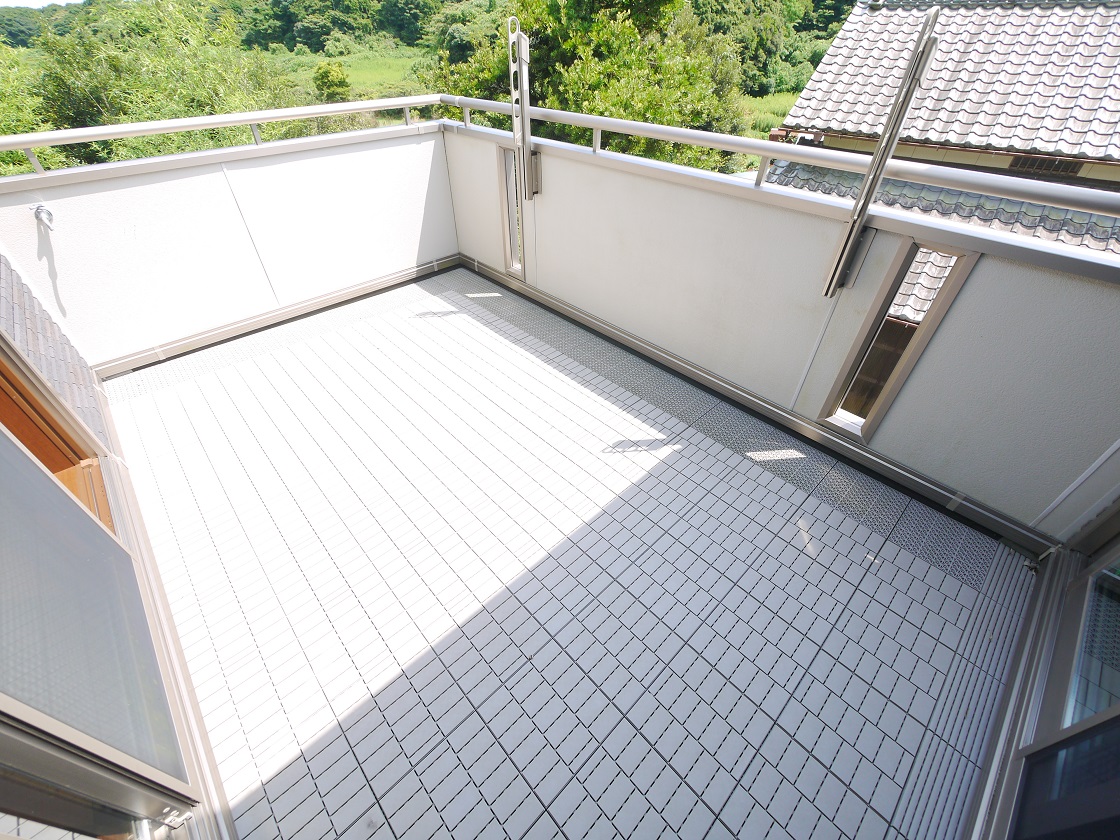 ワイドバルコニーはゆったりと、洗濯物も気持ちよく干せそう