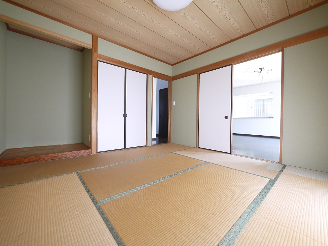 2WAYに使える和室。ふすまを開ければリビングと一体に。閉じれば独立した和室8帖に。お客様の宿泊にも対応できる頼もしい空間です。