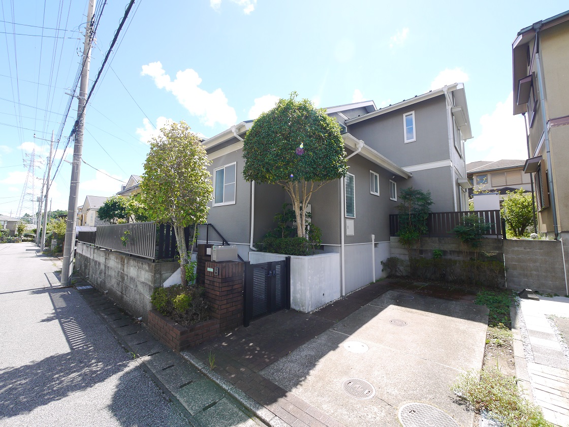 ゆったりと時が流れる落ちついた住宅街の中。緑に囲まれた生活を楽しもう