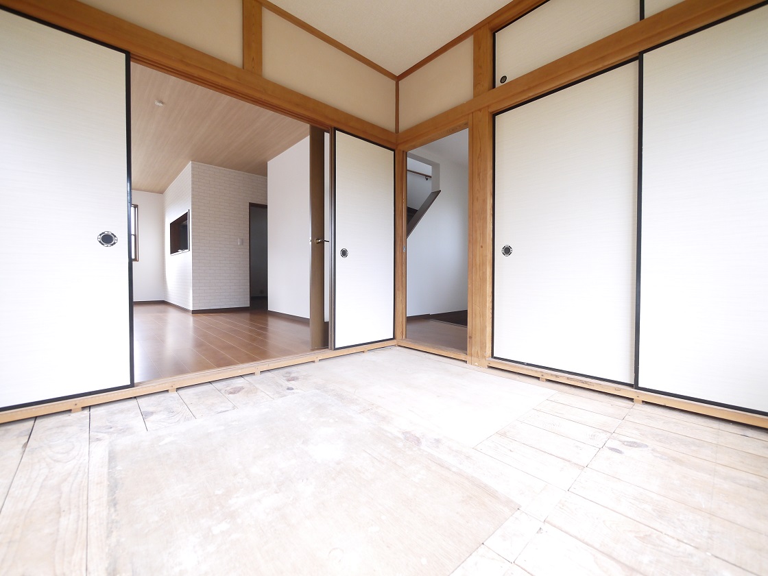 2WAYに使える和室。ふすまを開ければリビングと一体に。閉じれば独立した和室に。お客様の宿泊にも対応できる頼もしい空間です。